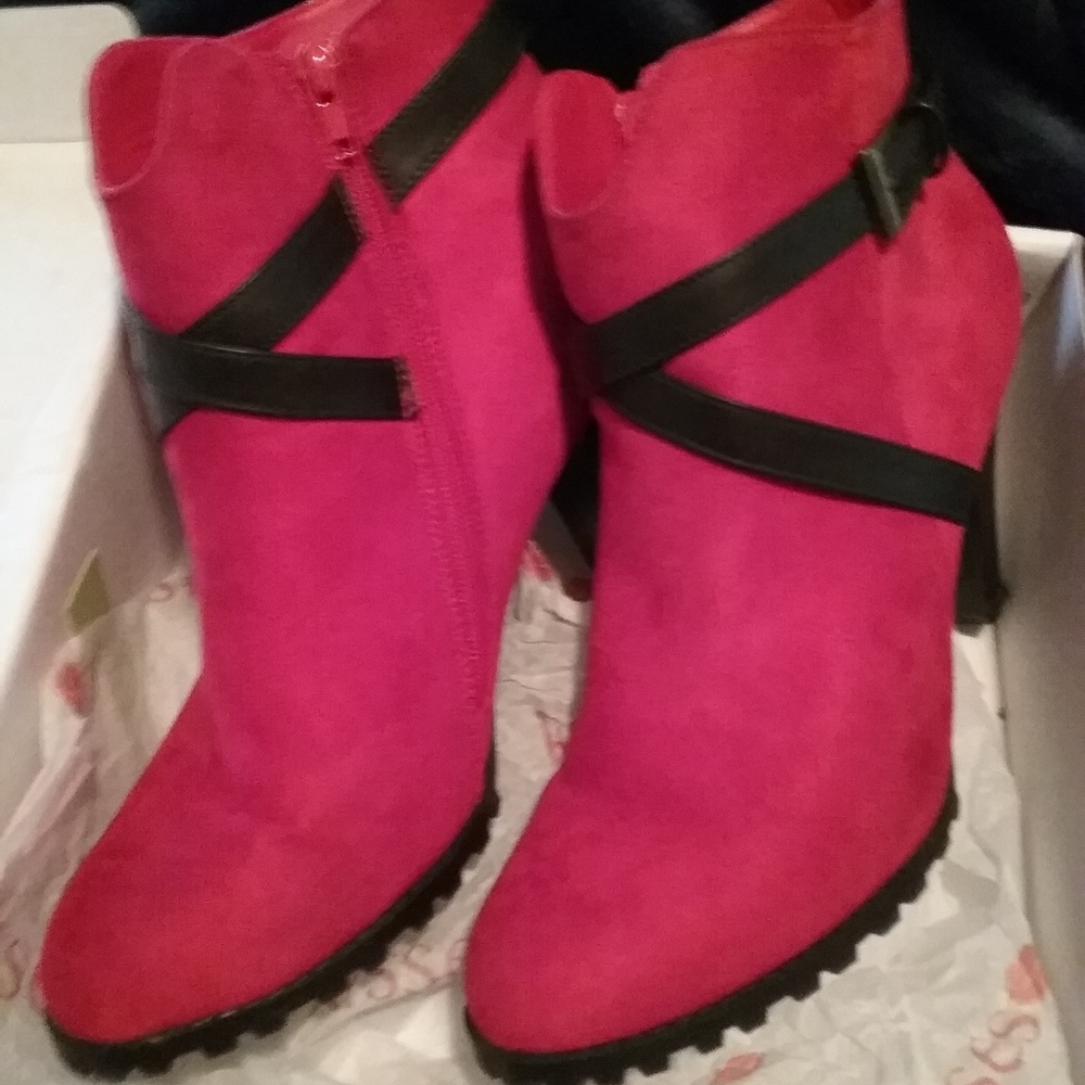Kisses-Red Boots - Picture 2 of 5